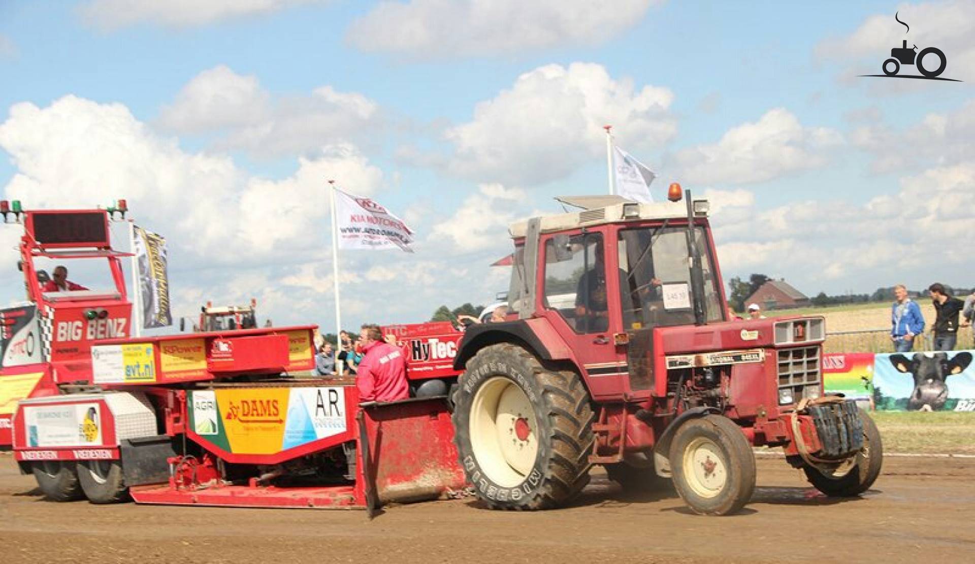 Foto International 845 XL van Loonbedrijf Teun Vos