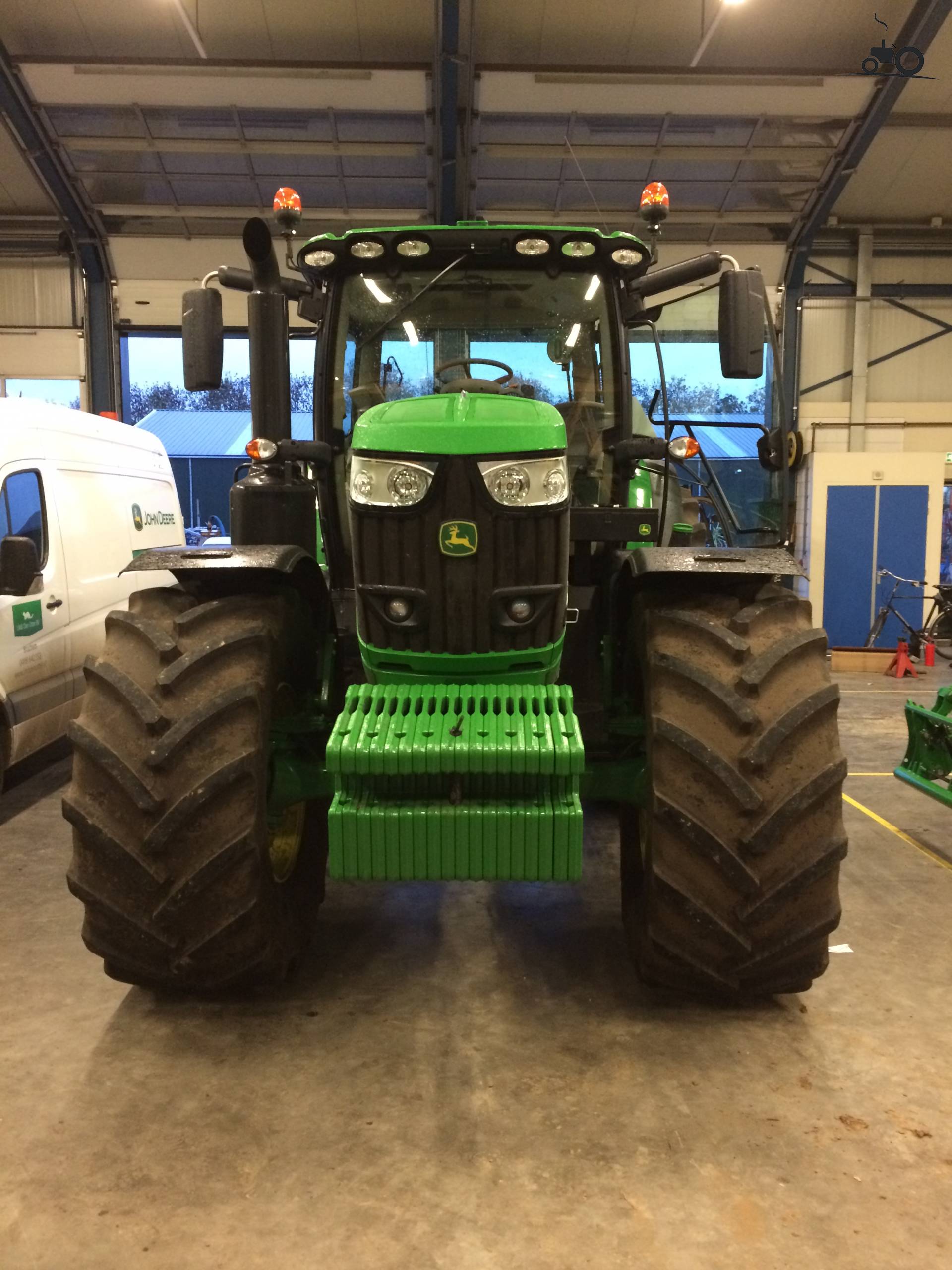 Foto John Deere 6215R van Lmb Den Otter BV