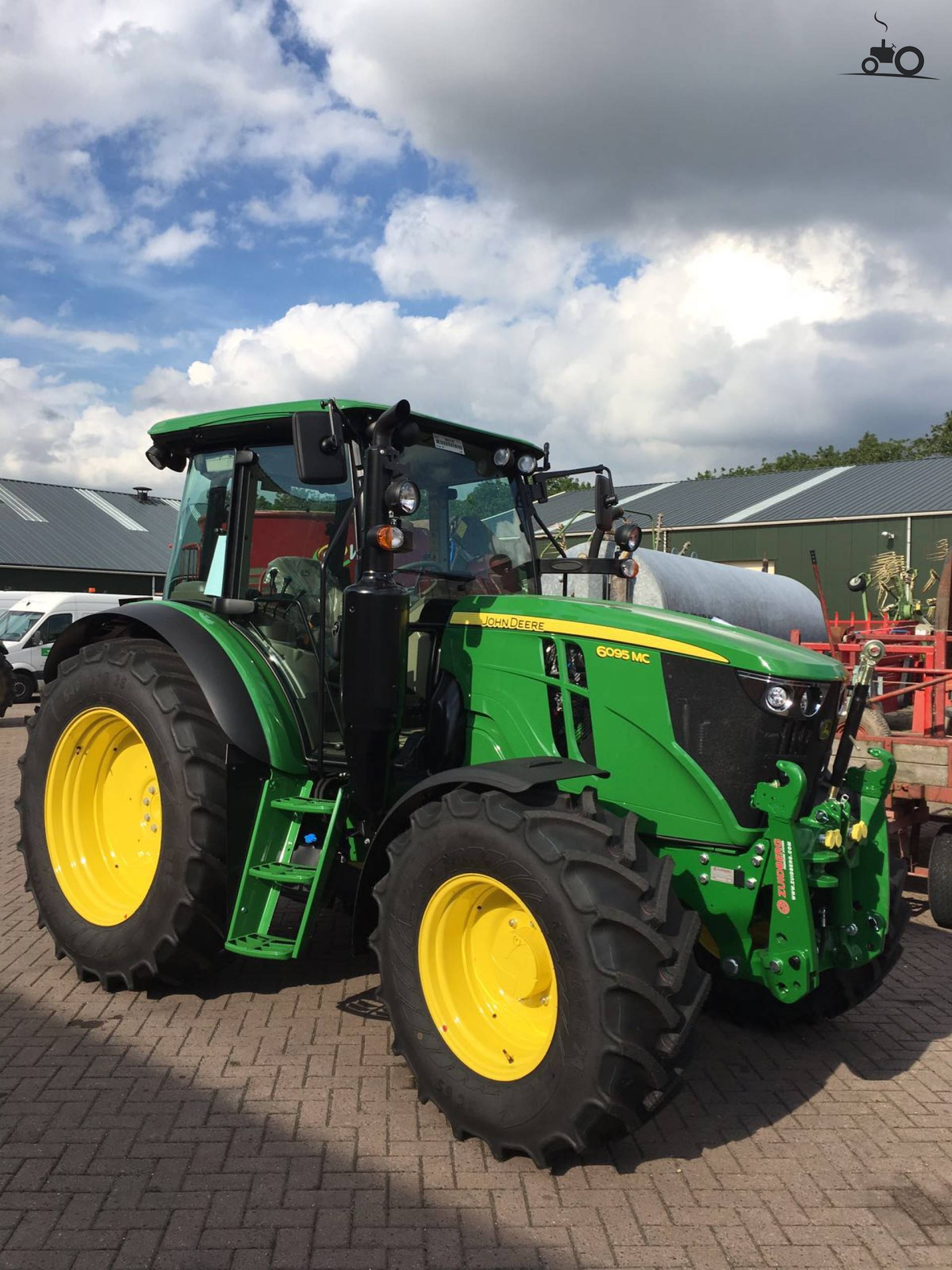 Foto John Deere 6090MC van Lmb Den Otter BV