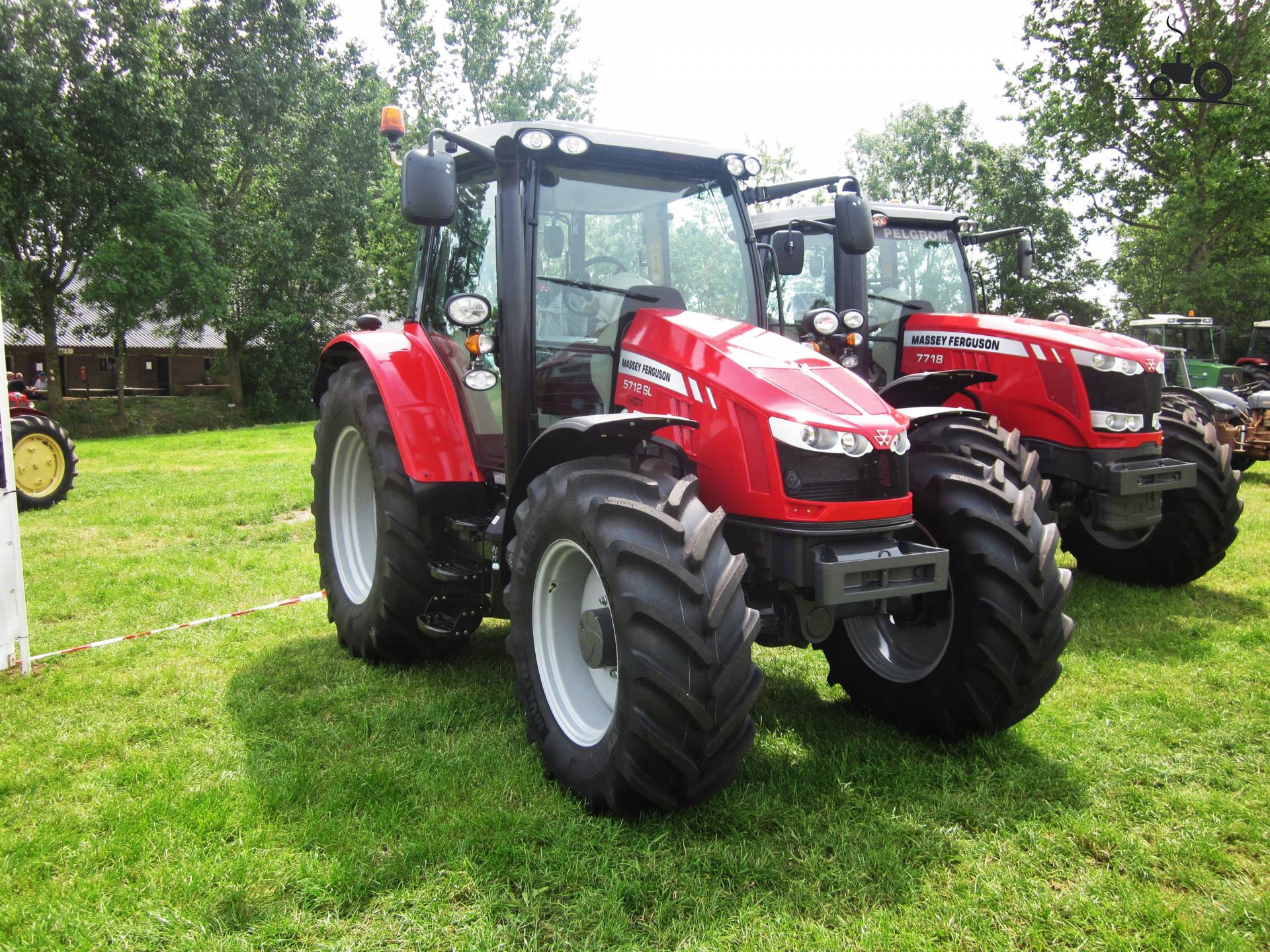 foto-massey-ferguson-5712-1233300