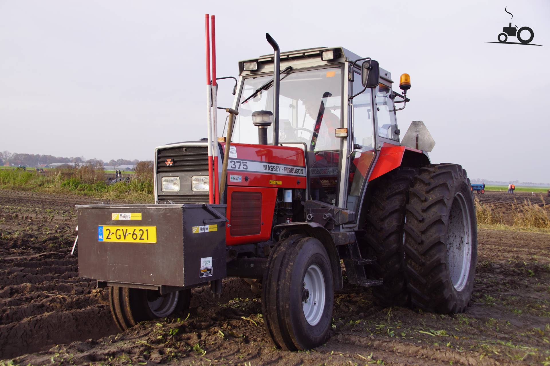 Foto Massey Ferguson 375 #1327550