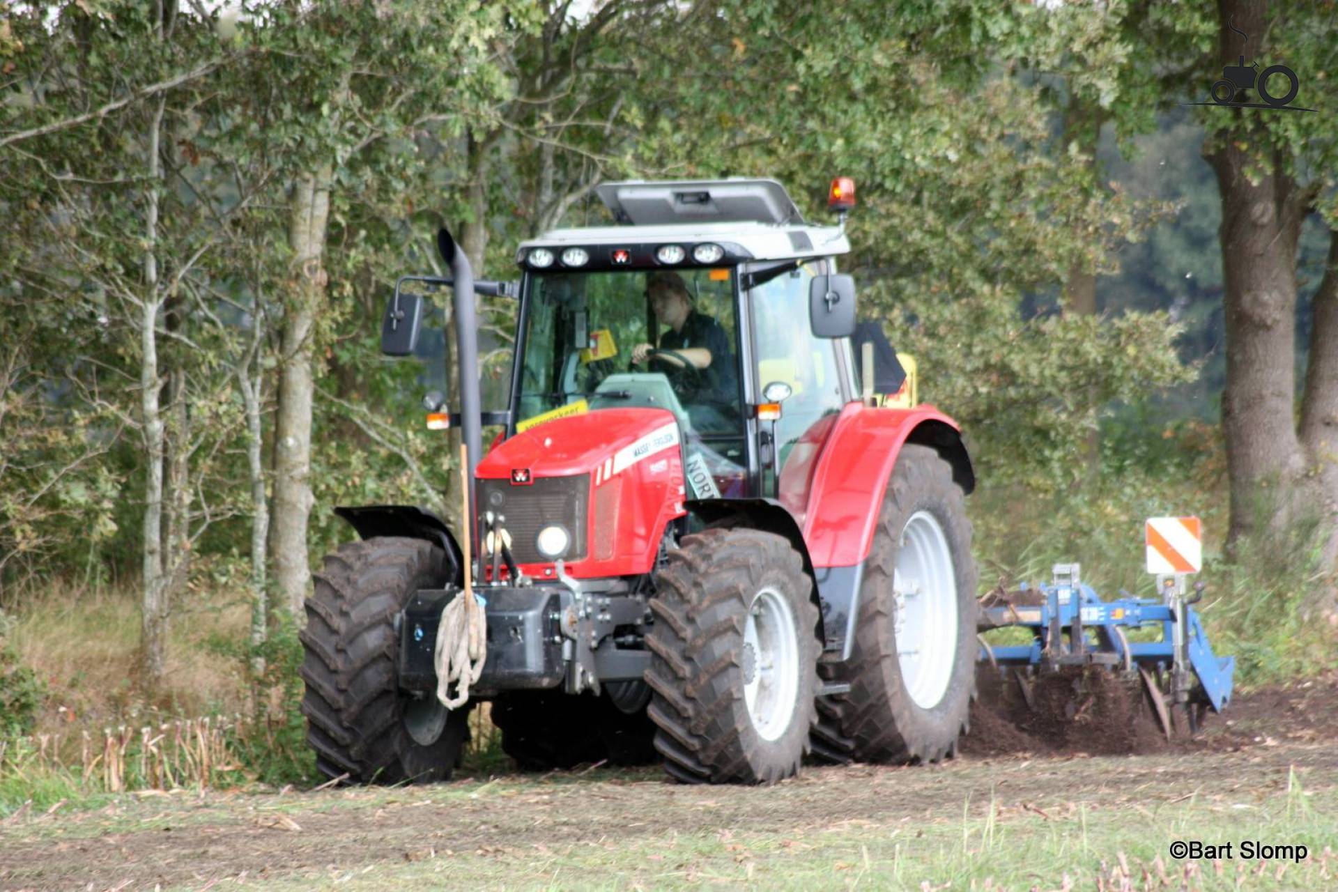 Massey Ferguson 5460 United Kingdom Tractor picture 885937