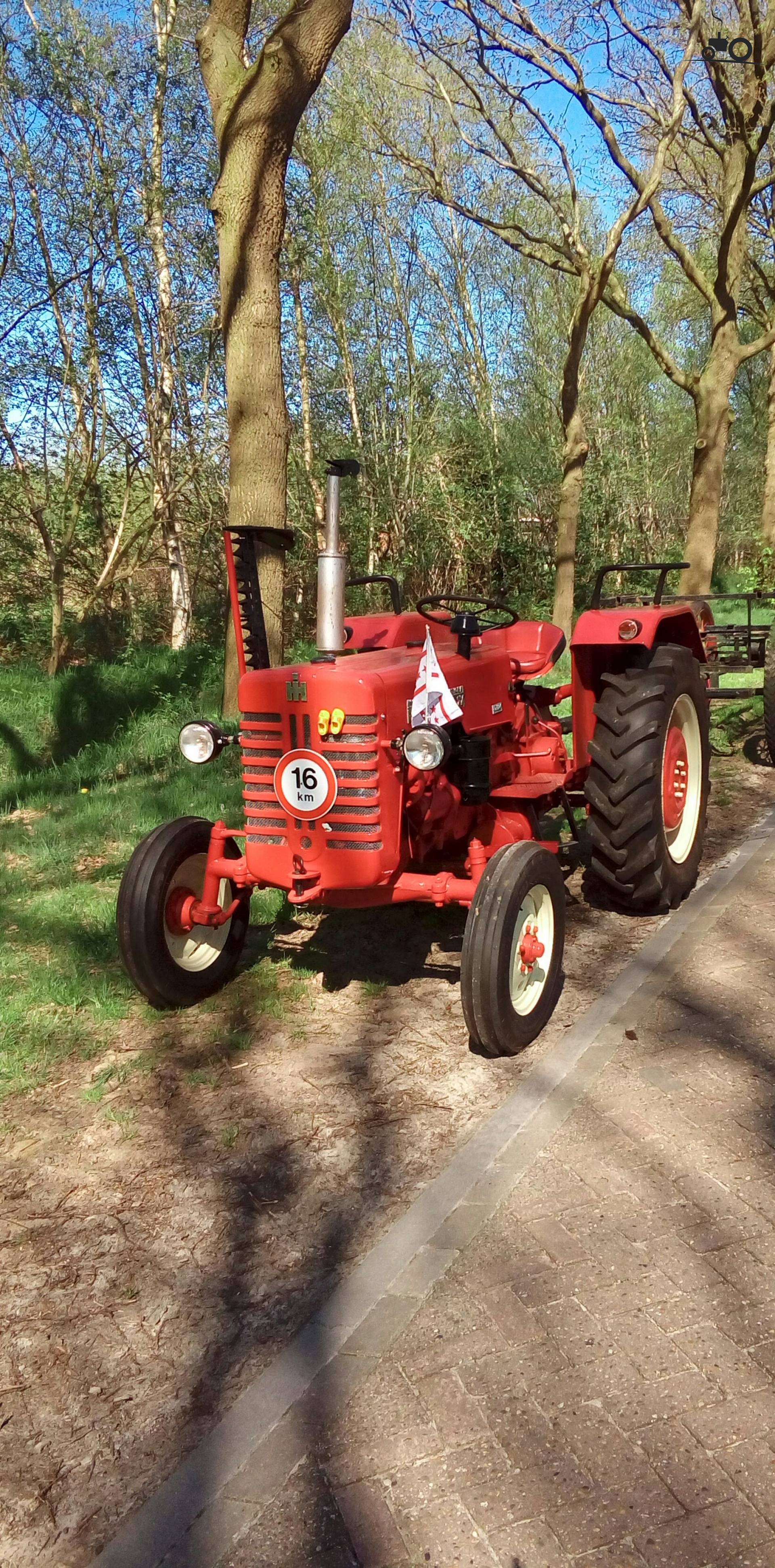 Mc-Cormick D 324 - France - Tracteur image #1232152