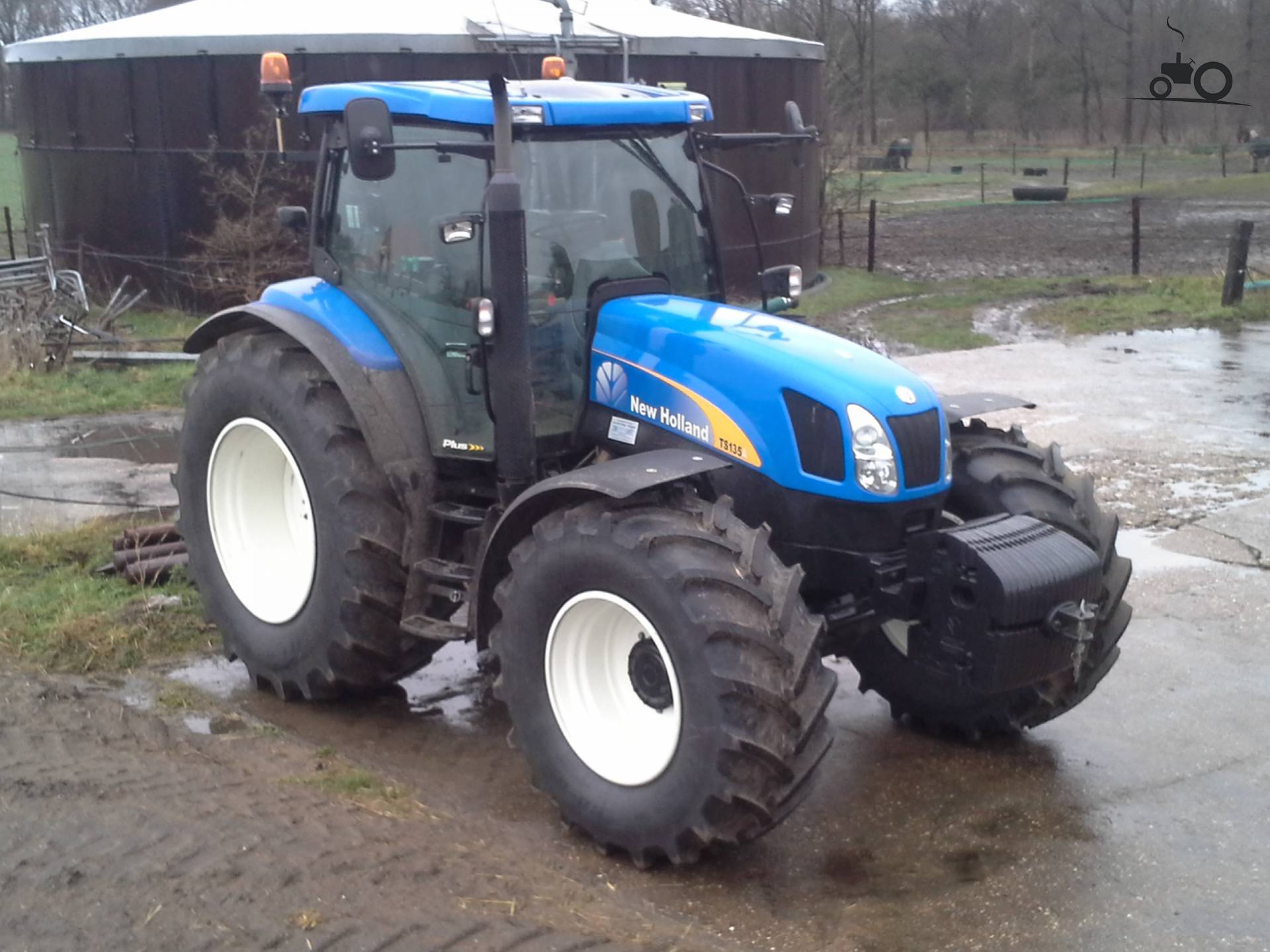 Foto New Holland TS 135 A #827321