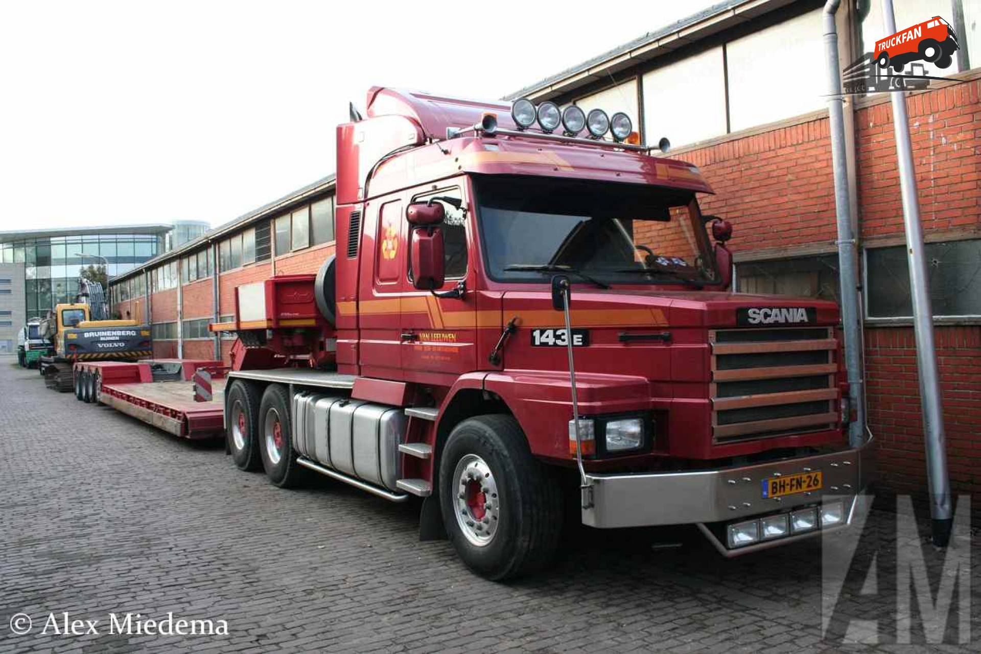 Scania T143