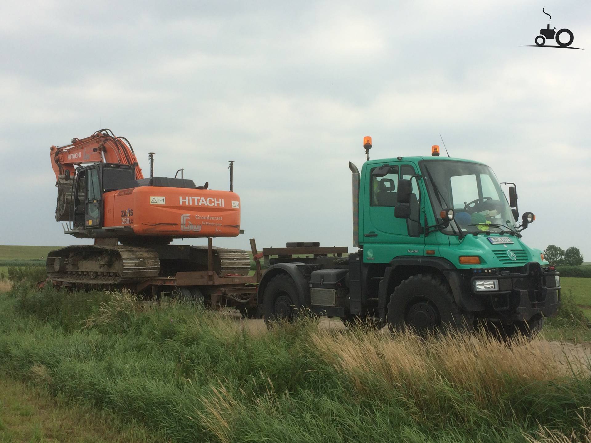 Локомобиль мерседес unimog u400