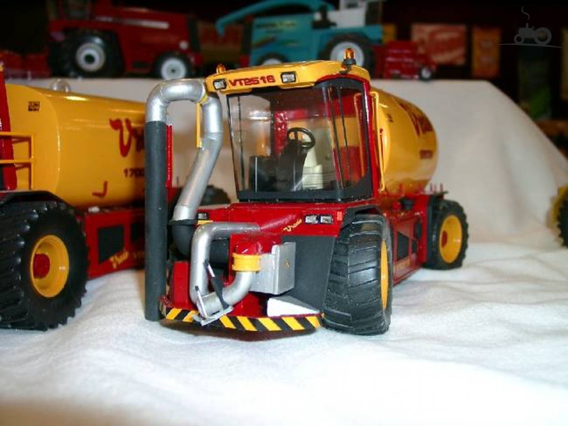 Tracteur Miniature Hollandoto – VREDO VT 1403 1/32 Rouge Résine