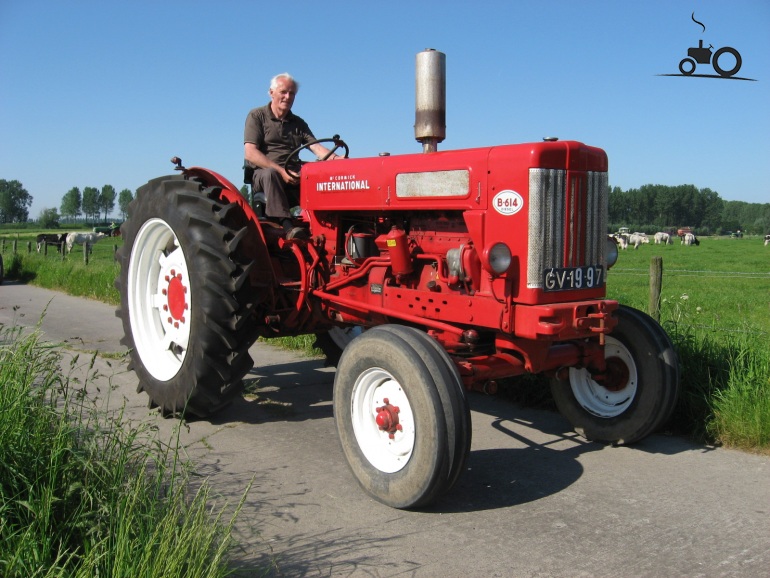 International B 614 - United Kingdom - Tractor Picture #644309