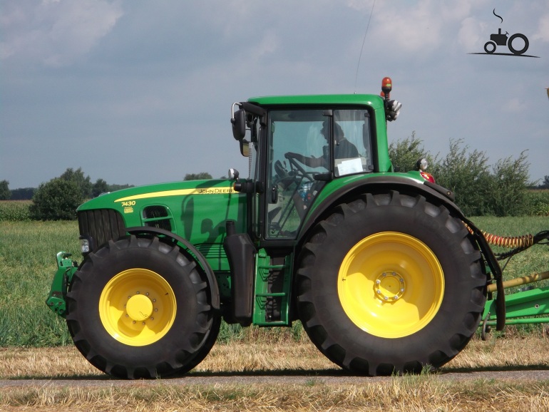 John Deere 7430
