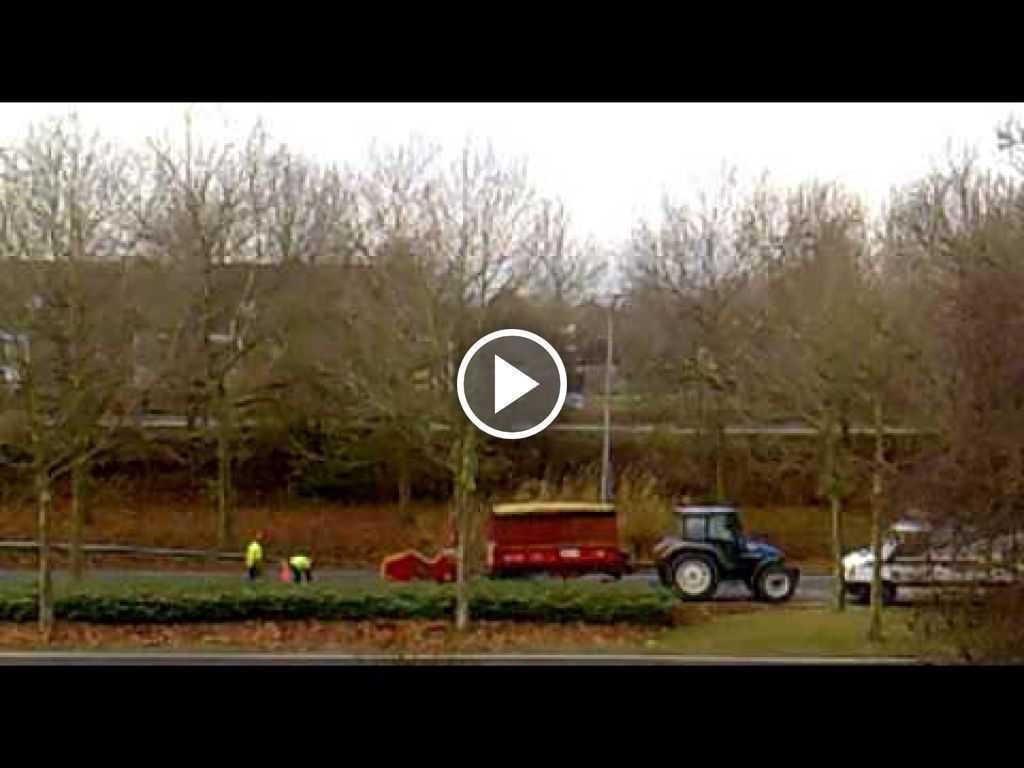 Wideo New Holland TL 90