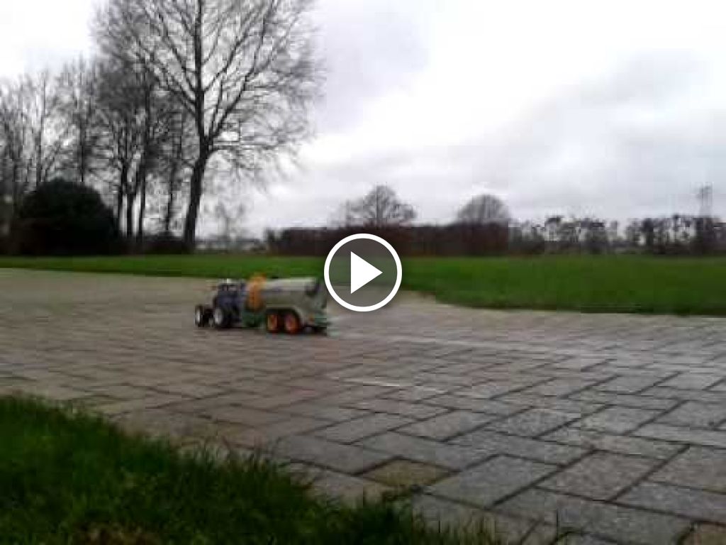 Videó Landbouw miniaturen 1:16 New Holland