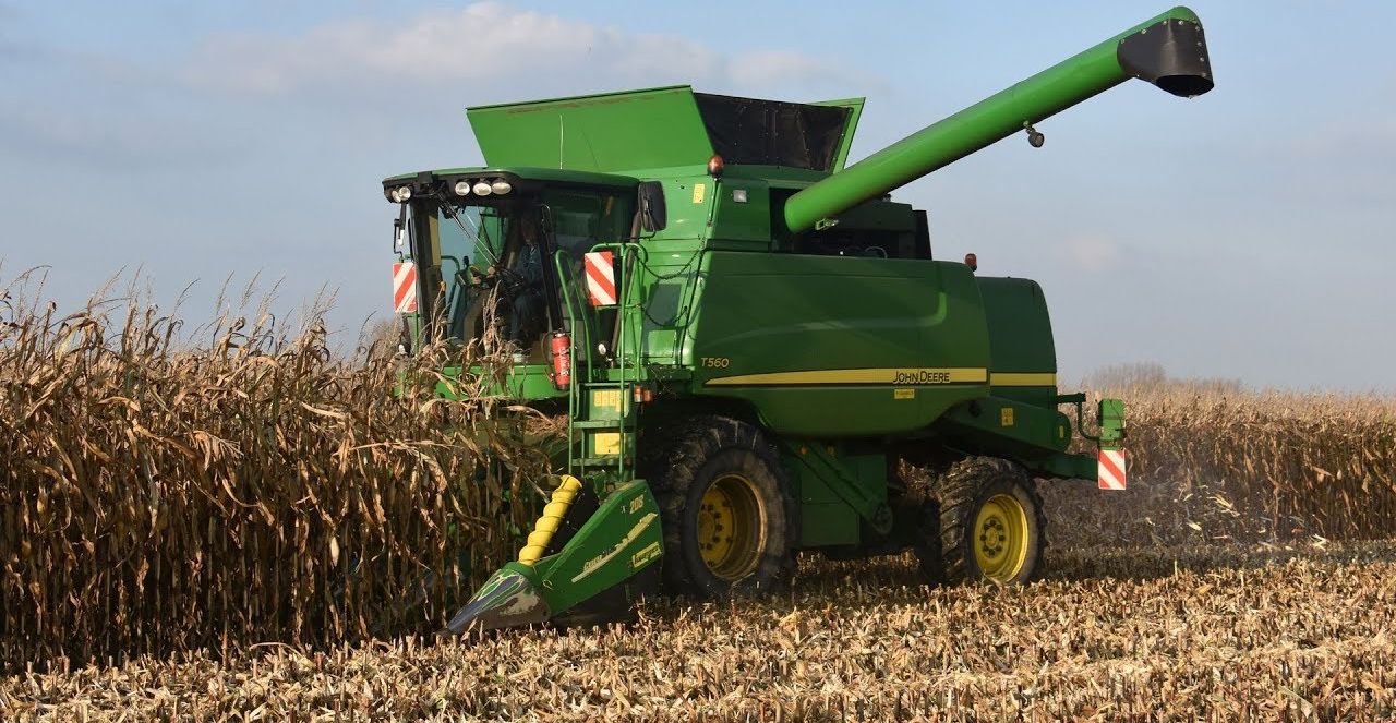 John Deere T560 - De Deyne Contracting - maize harrowing